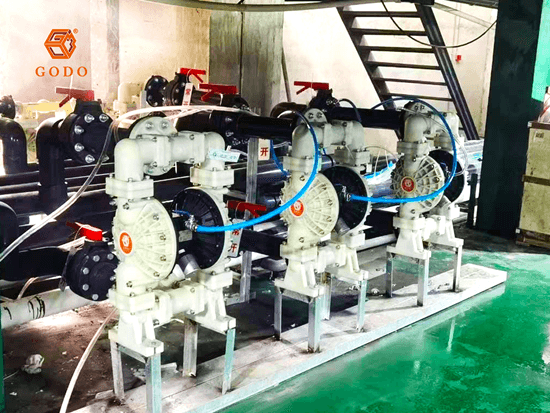 Bơm màng trong ngành gốm sứ và bơm bùn sệt